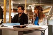 Cole Ellis (Giacomo Gianniotti, l.); Max Mitchell (Vanessa Morgan, r.)