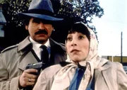 Ehe sie sich versieht, gerät die Schriftstellerin Birdy (Didi Conn, r.) in eine echte Spionagegeschichte.
