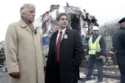 Detective Joe Fontana (Dennis Farina, li.) und Detective Nick Falco (Michael Imperioli) möchten die Umstände des tragischen Zugunglücks klären, bei dem elf Menschen ums Leben kamen.