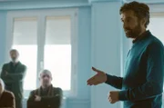Die Hoffnung auf positive Entwicklungen im Fall der „Bugaled Breizh“ ist groß: Anwalt Costil (Mathieu Demy, re.) zeigt vollen Einsatz und spricht mit den Angehörigen der Opfer.