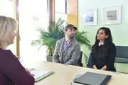 Nachdem die Tochter von Christian (Christian Ulmen, l.) und Collien (Collien Ulmen-Fernandes, r.) einen Schulaufsatz über Prostituierte geschrieben hat, treffen beide wieder einmal beim Jugendamt aufeinander ...
