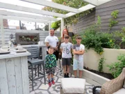 Dale (l.) und seine Familie