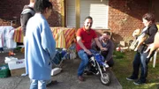 Beim Motorradverkauf, von links: Petra, Trödel-Experte Mauro Corradino, Käufer Markus und Jutta.