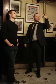 Die Stimmung zwischen den beiden Brüdern ist erhitzt: Jamie (Will Estes, l.) und Danny (Donnie Wahlberg, r.) sind sich äußerst uneinig darüber, was mit dem skrupellosen Polizei-Neuling, der nur für Ärger sorgt, passieren soll. Gelingt es den beiden Brüdern, sich wieder zusammenzuraufen?