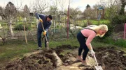 Enikö und Wendelin haben sich viel vorgenommen: Der Stumpf mitsamt Wurzel der alten Tanne muss weg!