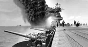 Szene an Bord des Flugzeugträgers USS Yorktown (CV-5) der US Navy während der Schlacht um Midway, kurz nachdem er am 4. Juni 1942 von drei japanischen Bomben getroffen wurde. Der dichte Rauch stammt von Bränden in den Triebwerken, die durch eine Bombe verursacht wurden, die diese durchschlug und die Kessel auslöschte.