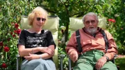 Karin und Manfred sind echte Urgesteine im KGV Mannheim Süd. Wenn das Rentnerpaar nicht gerade seinen Riesenschnauzer "Grande" bespaßt, hält es sich mit allerlei Gartenprojekten fit.; Karin und Manfred sind echte Urgesteine im KGV Mannheim Süd. Wenn das Rentnerpaar nicht gerade seinen Riesenschnauzer „Grande“ bespaßt, hält es sich mit allerlei Gartenprojekten fit.