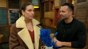 Mike und Milla stecken im Streit, keiner will nachgeben. Während er sich ablenkt, hofft sie auf Versöhnung. Doch nach einem Missverständnis merkt er: Er fühlt sich Milla nicht mehr ebenbürtig. Die Frage bleibt - wie kann er das ändern?
