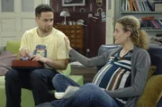 Maja (Barbara Lanz, r.) versucht Jannick (Mike Adler, l.) zu beruhigen, der vor dem Besuch von Max und seiner Ex-Frau Julia ziemlich aufgeregt ist ...
