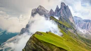 Blick auf den Gipfel des Seceda in den Dolomiten, Südtirol