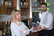 Ute (Isabell Hertel) befürchtet, dass Benedikt wegen seines Stolzes scheitern wird. Rechts Paco (Milos Vukovic)