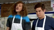 Blake Henderson (Blake Anderson, l.); Adam DeMamp (Adam DeVine)