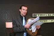 Entsetzt durchwühlt Richard (Karim Köster) Davids Papierkorb, um zu erfahren, wie - und ob - sein Konkurrent für die Präsentation vorbereitet ist. Er muss feststellen, dass David genauestens im Bilde ist ...