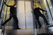Eine ganz besondere Mission wartet auf Steve (Alex O'Loughlin, r.) und seine Mutter (Christine Lahti, l.) ...