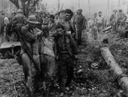 Kranke und ausgehungerte japanische Soldaten werden von amerikanischen Truppen nach der Einnahme einer feindlichen Festung auf Guadalcanal auf den Salomonen an den Strand gebracht.