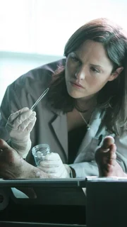 Sara (Jorja Fox) untersucht akribisch die Leiche von Charlotte Sommerville, die gekreuzigt in einer Kirche aufgefunden wurde.