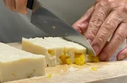 Der Mönch Genbou Nishikawa bereitet Shojin Ryori vor.