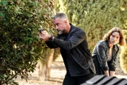 Sergeant David 'Deacon' Kay (Jay Harrington, l.)