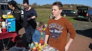 Von links: Petra, Ramona, Marlon und Kilian auf dem Flohmarkt.