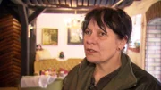 Vor fünf Jahren erfüllt sich Jutta ihren Traum: Ein eigenes Antik-Café mit Heu-Hotel. Doch die Gäste bleiben aus und nun muss Jutta das 6.000qm große Grundstück räumen.