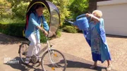 Ingrid und Otto testen den "Bub-up Regenschutz"