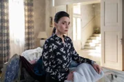 Richard nutzt eine Gelegenheit, um sich bei Simone (Tatjana Clasing) vor der Antwort überfordert zu drücken.