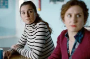 Marie (Nina Meurisse, li.) und Fanny (Antonia Buresi, re.) sind gespannt, was der Anwalt Costil zu berichten hat.