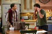 Charlie (Charlie Sheen, r.) hat endlich genug davon, sich immer mit der gleichen Sorte von Frauen abzugeben. Mit Alan (Jon Cryer, l.) geht er dann zu einem gemeinsamen Essen mit Linda und Donna, dass allerdings anders endet, als er sich das ausgemalt hatte ..