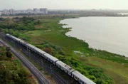 Bahnstrecke nach Rameswaram hinter Chennai am Kovalai See