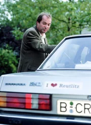 Kittler (Egon Hofmann) ist nervös, schließlich hat er 2 Gefangene im Kofferraum.