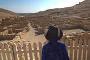 Archäologin Anke Weber vermutet unter anderem in Streiks, die in dieser alten Arbeitersiedlung ausbrachen, ein Motiv für den Mord an Ramses III.