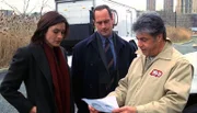 Die Detectives Benson (Mariska Hargitay) und Stabler (Christopher Meloni) befragen den ersten Zeugen, Stan Bosick (Vincent Guastaferro), und zeigen ihm Phantombilder der vermeintlichen Täter. Ob er Licht ins Dunkel bringen kann?