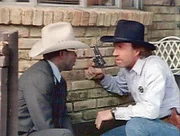 Ally wurde gekidnappt. Walker (Chuck Norris, re.) und Trivette (Clarence Gilyard) wollen sie befreien...