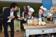 Bei einer Schulaufführung von Christians Kindern ergreift Fahri (Fahri Yardim, l.) die Chance, die Moderation zu übernehmen, nachdem Veronica Ferres abgesagt hat. Das macht er allerdings nicht als Freundschaftsdienst zu Christian, sondern möchte seinem Kumpel eine reindrücken ...