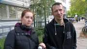 Vanessa (27) und ihr Mann Dennis (40) haben einen Termin im Jobcenter
