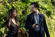 Max Mitchell (Vanessa Morgan, l.); Cole Ellis (Giacomo Gianniotti, r.)
