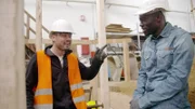 Der 25-jährige Afghane Hamed (li.) ist sehr gut integriert und macht eine Ausbildung. Dennoch soll er abgeschoben werden. Hans (re.) zögert nicht lange und erkundigt sich bei Gericht nach den Gründen dafür.