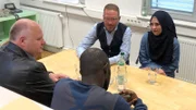 Spediteur Roberto (li.) trifft zum ersten Mal persönlich auf eine Muslima