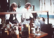 Charles (Michael Landon, M.) erfährt von Dr. Baker (Kevin Hagen, l.), dass sein Sohn Albert (Matthew Laborteaux, r.) bei einem Unfall einen komplizierten Bruch erlitten hat.
