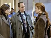 Die Detectives Stabler (Christopher Meloni) und Benson (Mariska Hargitay, l.) stellen Emily (Angie Everhart) einige Fragen.