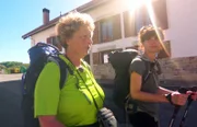 Reisebekanntschaft: Sara (r.) trifft beim Pilgern Angelika aus dem Westerwald.