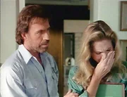 Ally (Cali Timmens, re.) hat ihren Vater bei einem Unfall verloren. Walker (Chuck Norris, li.) und Trivette ermitteln in dem Fall...