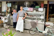 Kameo Mameno und seine Ehefrau vor ihrem Tofuladen in einem ruhigen Wohnviertel von Kyoto