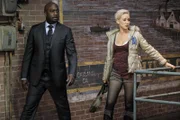 Detective Cavanaugh (Richard T. Jones, l.); Destiny (Marina Benedict, r.)