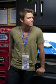 Jim Longworth (Matt Passmore) ermittelt in der NASCAR-Szene, nachdem es dort zu einem tragischen Todesfall kam.