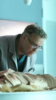 Grissom (William Petersen) untersucht die Leiche von Charlotte Sommerville, die gekreuzigt in einer Kirche aufgefunden wurde. Finden sich Spuren, die auf den Täter hinweisen?