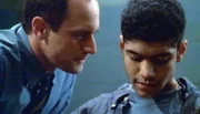 Eine ältere Frau wurde an ihr Bett gefesselt, vergewaltigt und ausgeraubt. Todesursache ist ein Herzinfarkt. Detective Elliot Stabler (Christopher Meloni, l.) befragt einen der vermeintlichen Täter Alfonso (Rick Gonzalez).