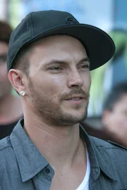 Der ebenso aufdringliche wie arrogante Cole (Kevin Federline) st&ouml;rt die CSIler am Tatort bei ihren Ermittlungen.