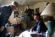 Dr. Mallard (David McCallum, l.), McGee (Sean Murray, M.) und Palmer (Brian Dietzen, r.) sind schockiert, als sie sehen, dass die vermeintlich "kugelsicheren" Schutzwesten ihren Trägern in Wahrheit schwere Verletzungen zufügen, sobald sie von einem Geschoss getroffen werden ...