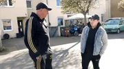 Elvis lernt seinen Nachbarn Jonas kennen. Der 20-jährige kommt aus den Baracken und kann sich dank seines Jobs im Sicherheitsdienst nun endlich eine eigene Wohnung leisten.